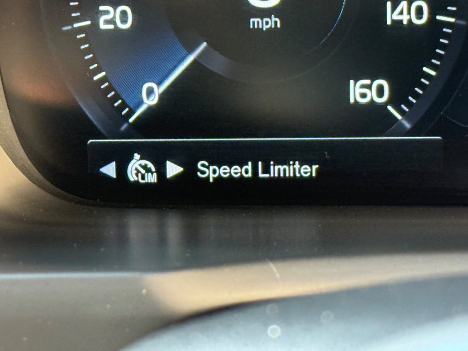 2022 Volvo XC90 PHEV T8 (390hp) R-Design AWD €56,900