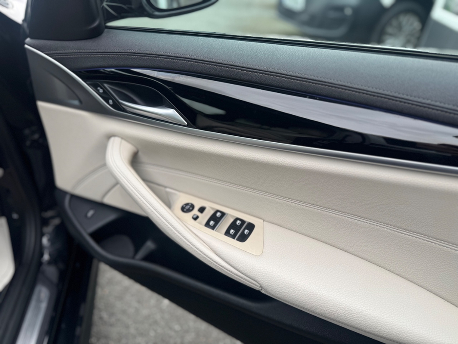 2022 BMW 5 Series - image 11