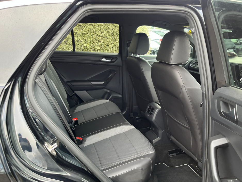 2020 Volkswagen T-Roc R-LINE AUTOMATIC 2.0 DIESEL //HALF LEATHER SEATS//KEYLESS ENRTY//ADAPTIVE CRUISE CONTROL//REVESE CAMERA// €25,950