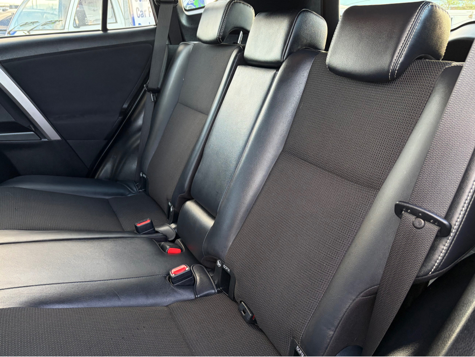 2016 Toyota Rav4 - image 9
