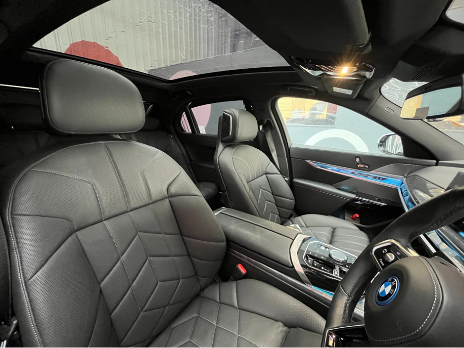 2025 BMW i7 - image 22