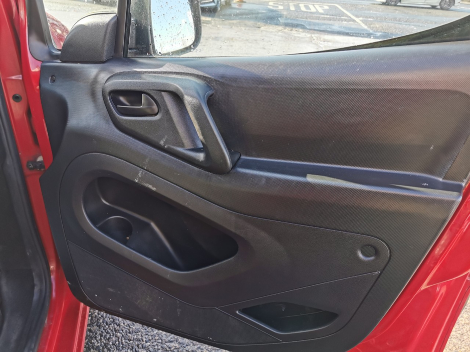 2018 Citroen Berlingo - image 12