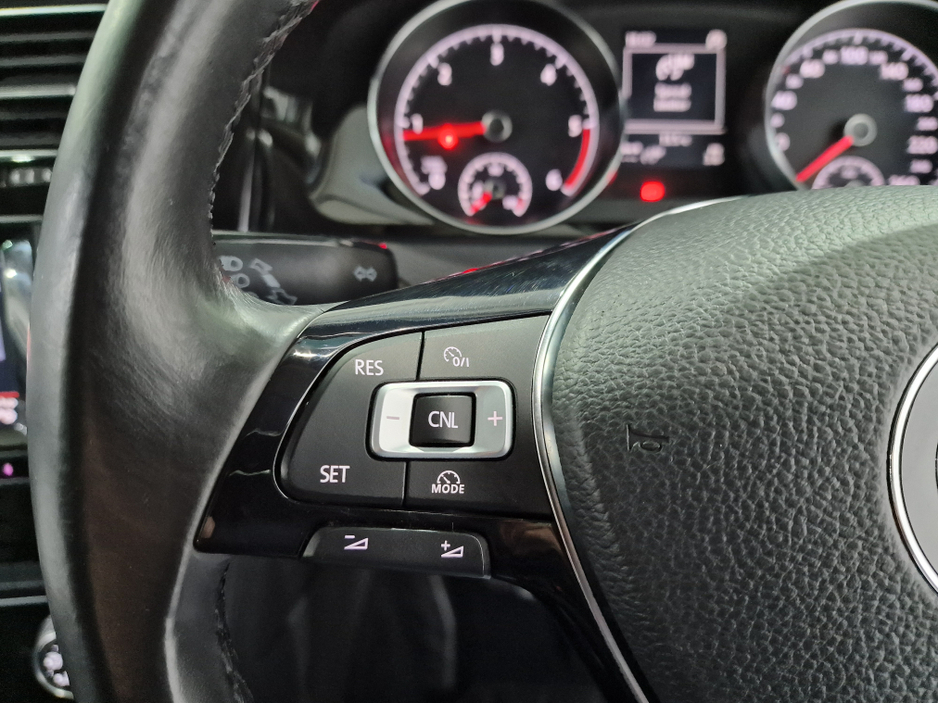 2013 Volkswagen Golf - image 16