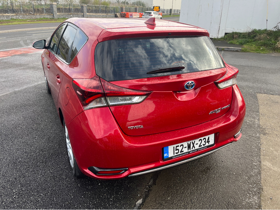 2015 Toyota Auris - image 5