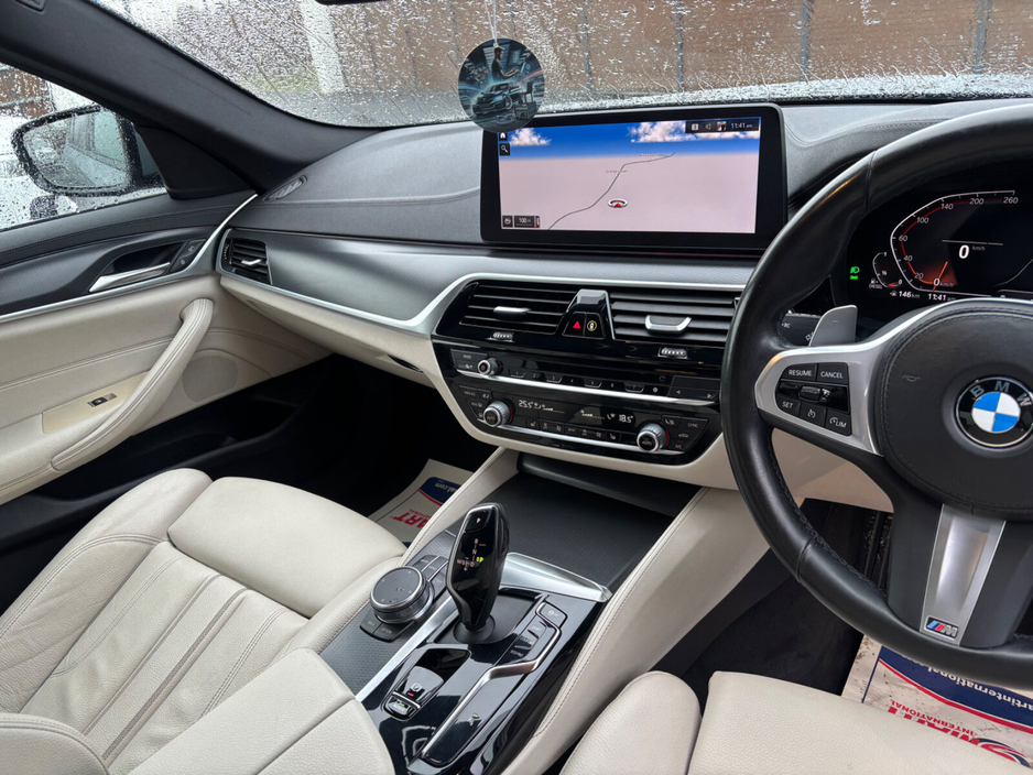 2022 BMW 5 Series - image 6