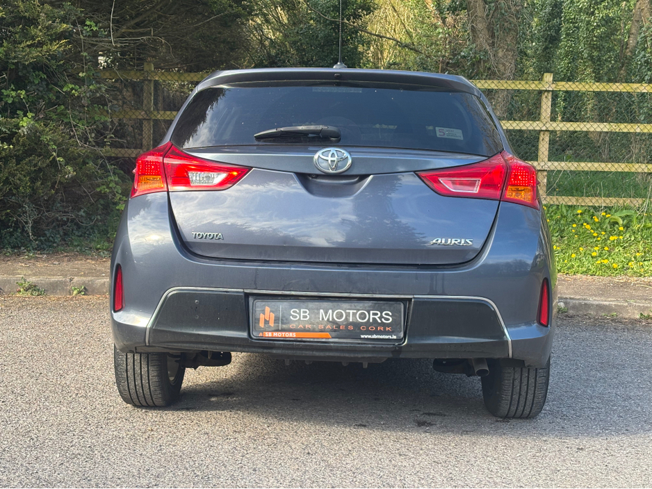 2014 Toyota Auris - image 5