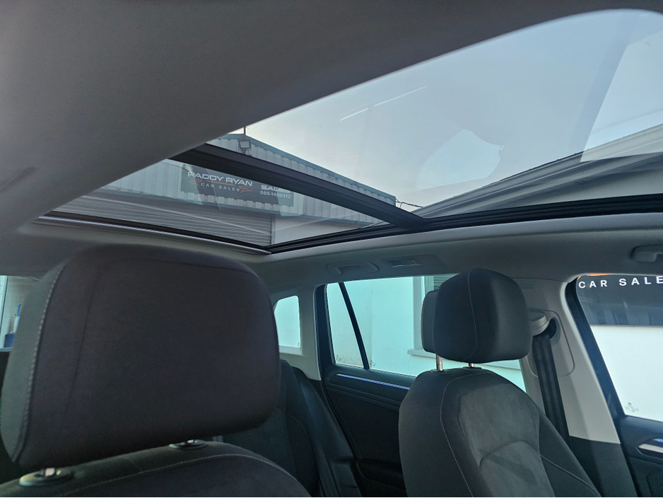 2023 Volkswagen Tiguan - image 13