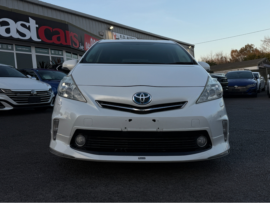 2013 Toyota Prius Alpha - image 2