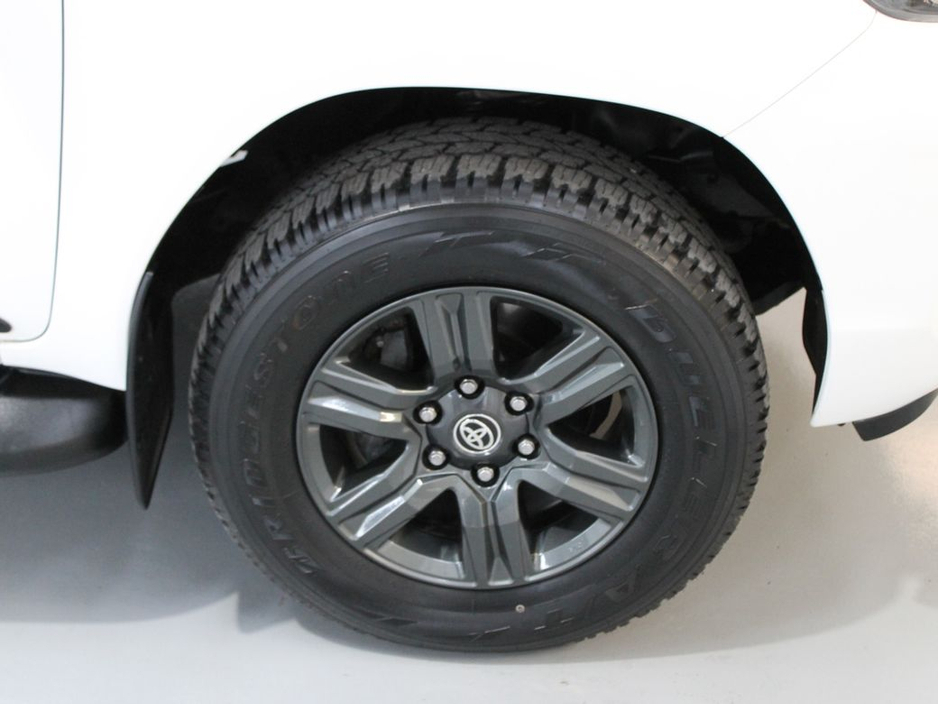 2024 Toyota Hilux - image 26