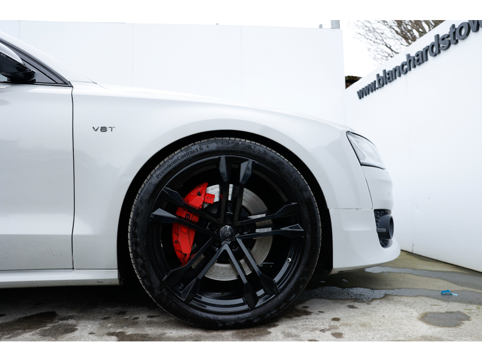 2016 Audi S8 - image 4