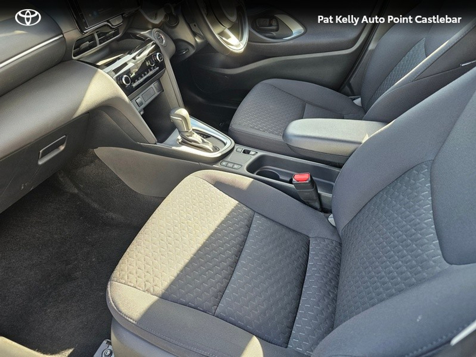 2025 Toyota Yaris Cross - image 6