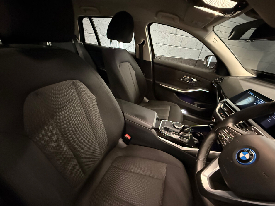 2022 BMW 3 Series - image 6