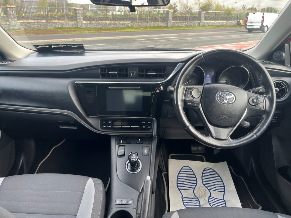 2015 Toyota Auris - image 7