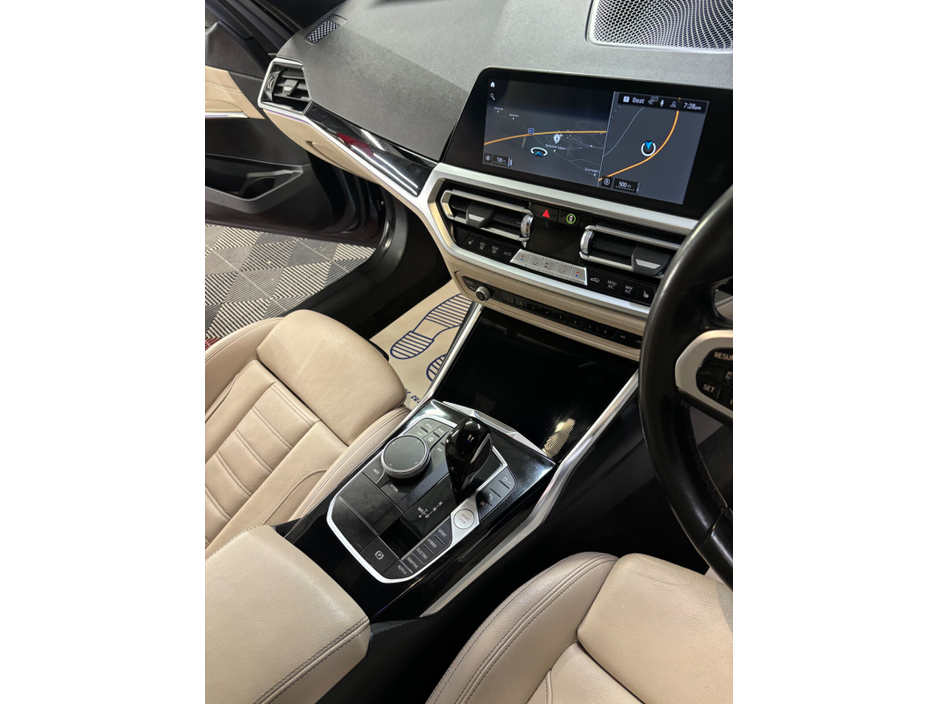 2021 BMW 3 Series - image 12