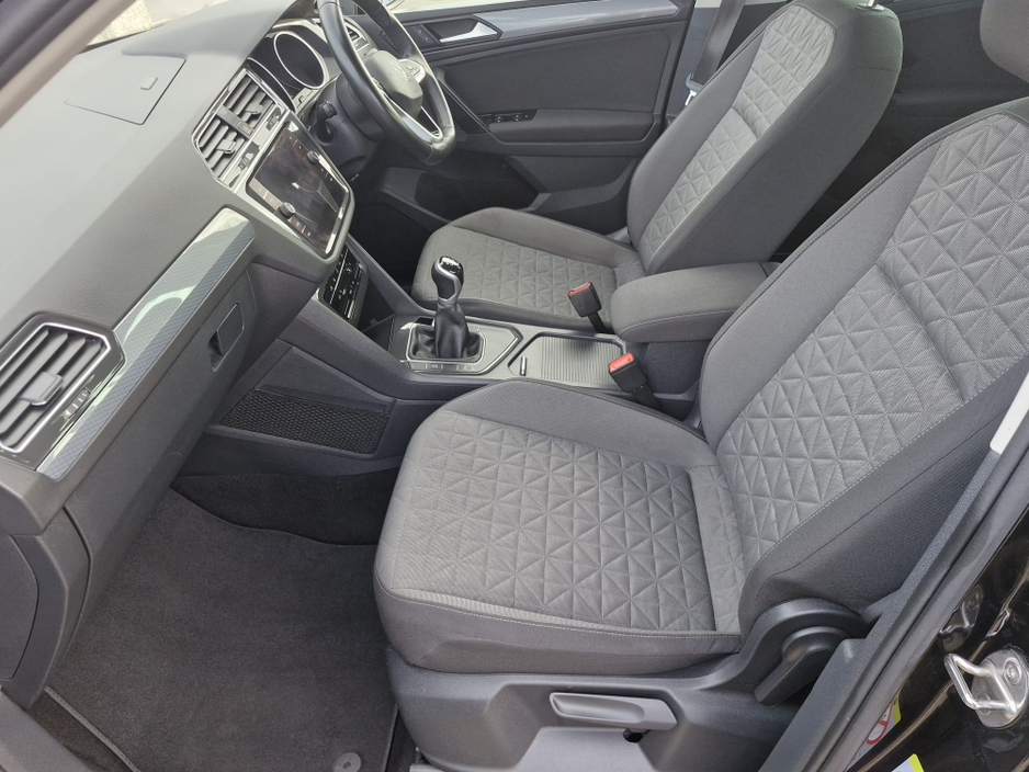 2023 Volkswagen Tiguan - image 7