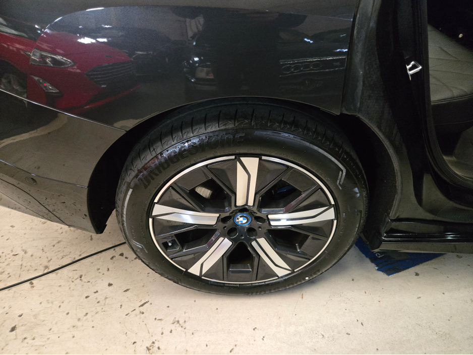 2022 BMW iX - image 14