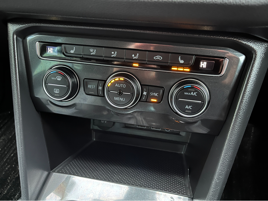 2020 Volkswagen Tiguan R-LINE 4MOTION AUTOMATIC 2.0 DIESEL //LOW MILES//HIGH SPEC//360 PARKING CAMERAS//HALF LEATHER HEATED FRONT AND REAR SEATS//KEYLESS ENTRY// €34,950