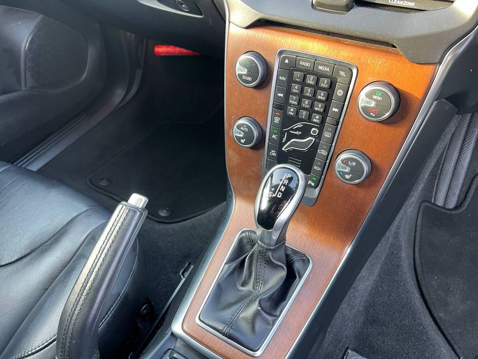 2017 Volvo V40 - image 11