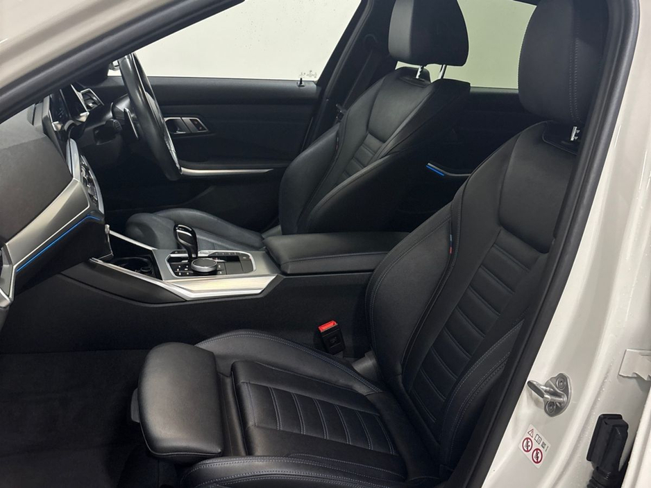 2022 BMW 3 Series - image 7