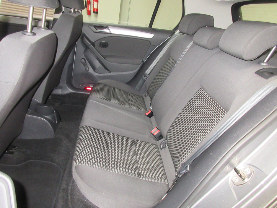 2010 Volkswagen Golf - image 13