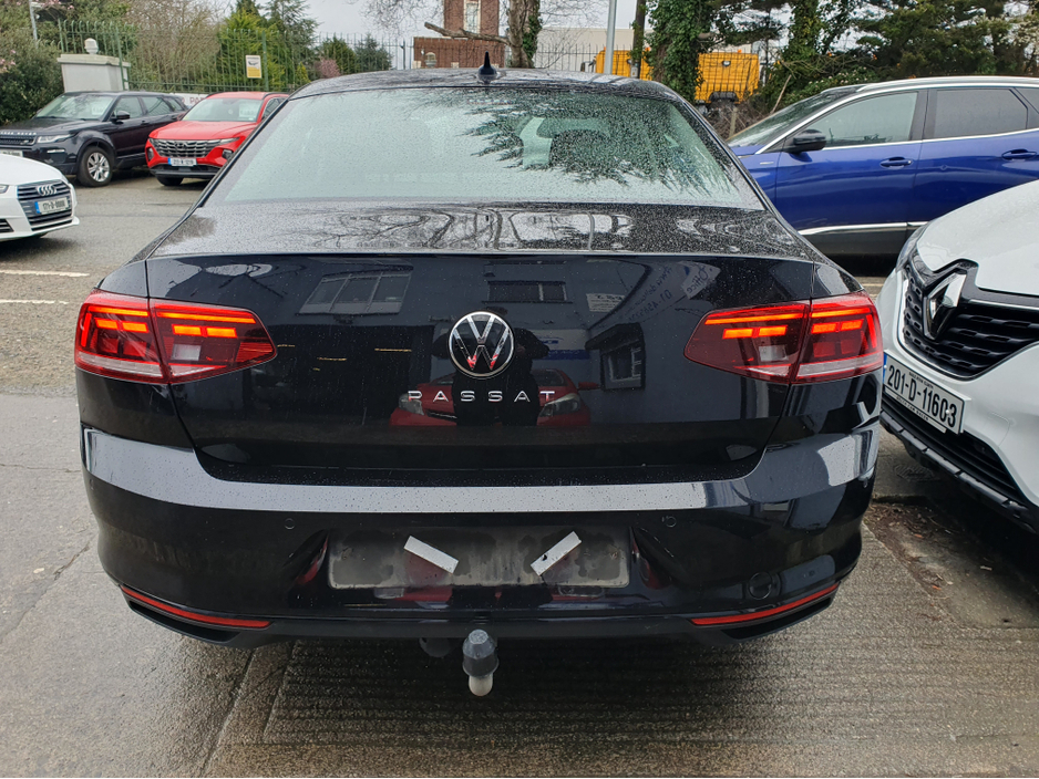 2021 Volkswagen Passat - image 5