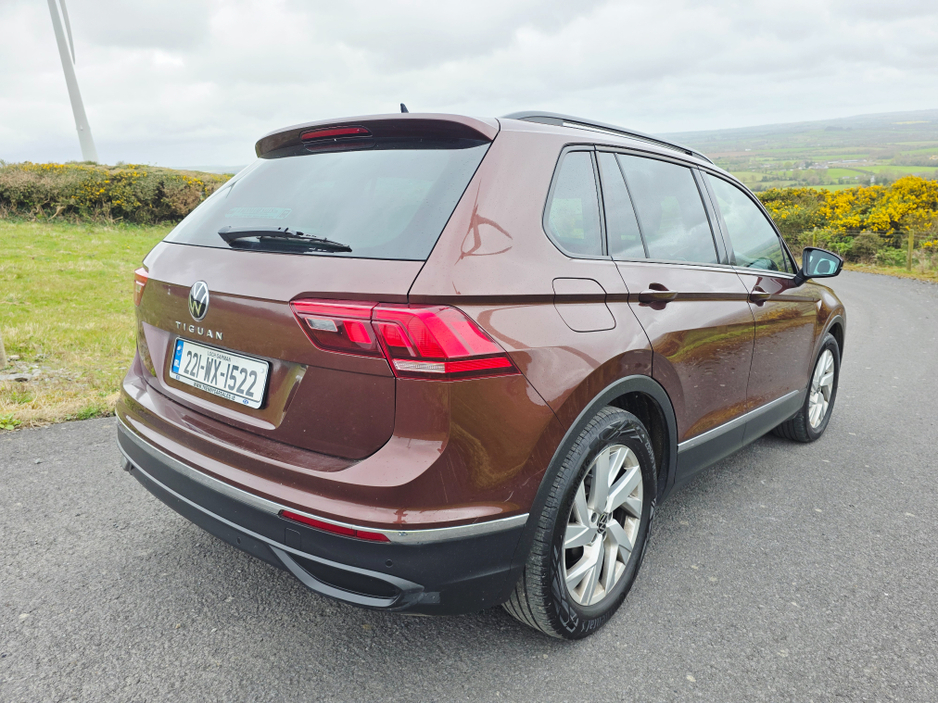 2022 Volkswagen Tiguan - image 3
