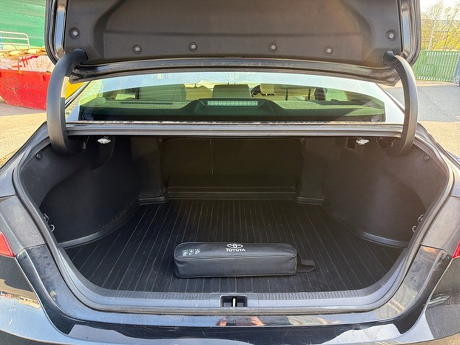 2019 Toyota Camry - image 10