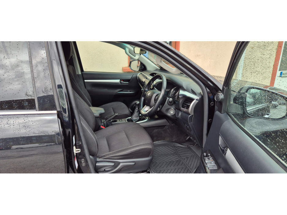 2022 Toyota Hilux - image 8