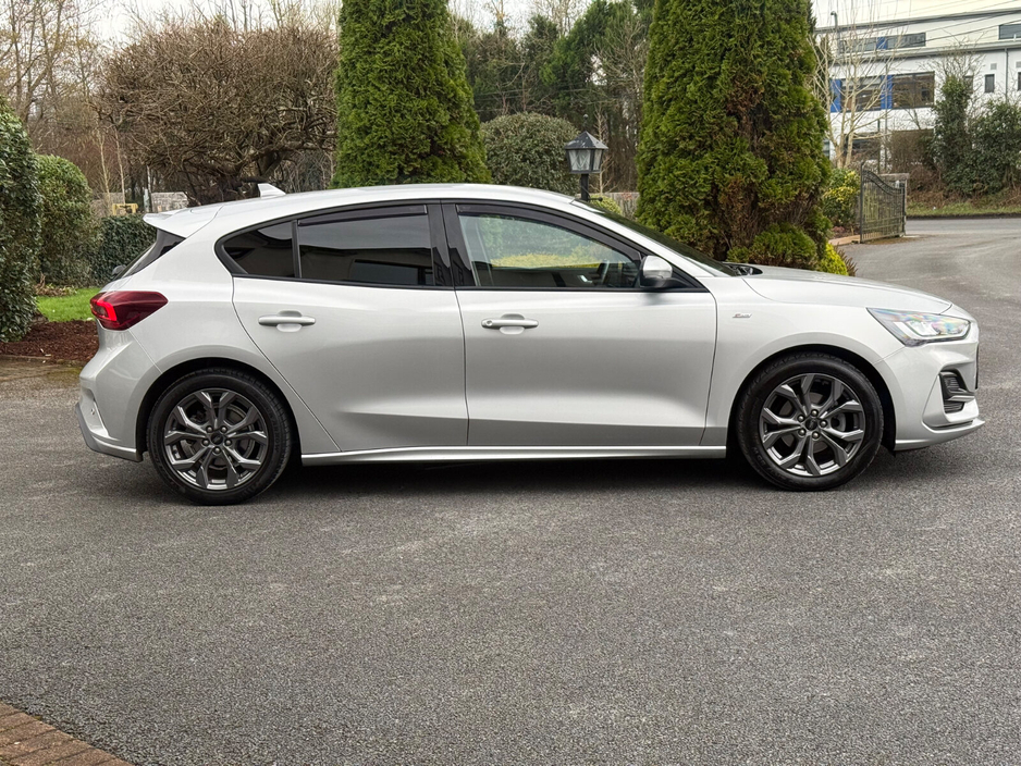 2022 Ford Focus - image 8