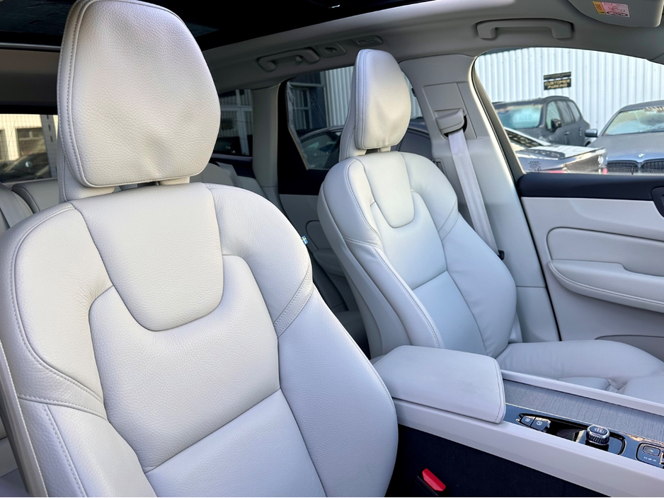 2025 Volvo XC60 - image 6