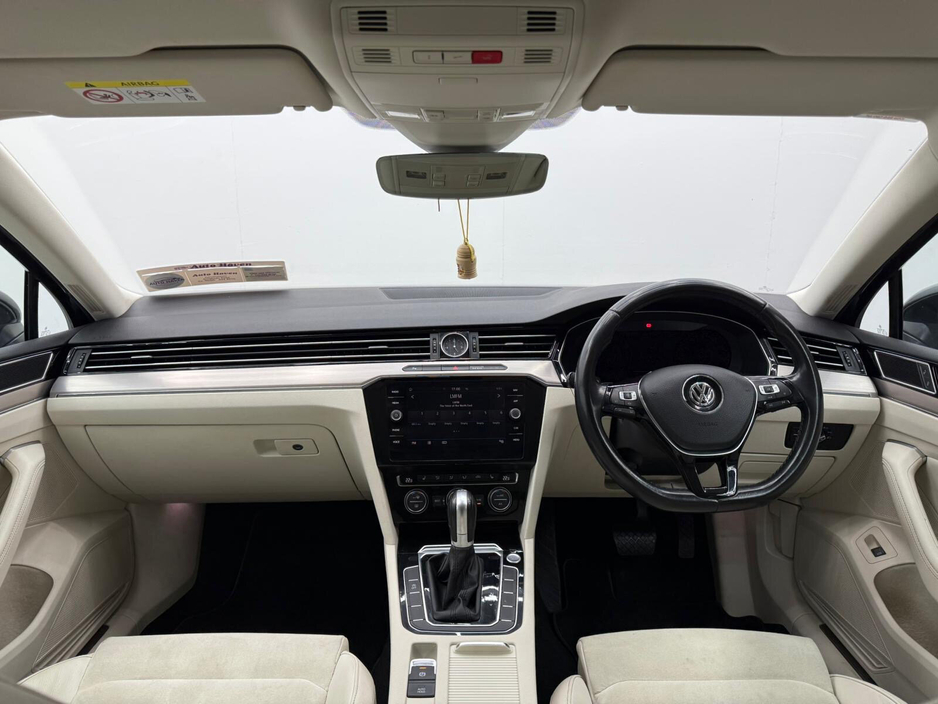 2019 Volkswagen Passat - image 9