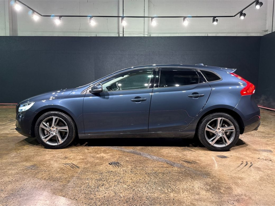 2018 Volvo V40 - image 6