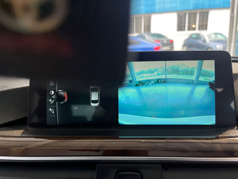 2017 BMW 3 Series - image 18