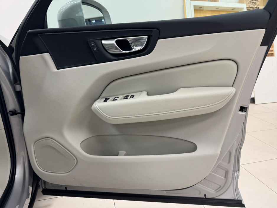 2023 Volvo XC60 T6 Recharge PHEV 350hp AT8 Core €53,500