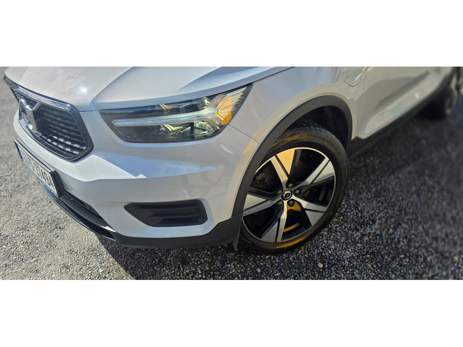 2022 Volvo XC40 - image 4