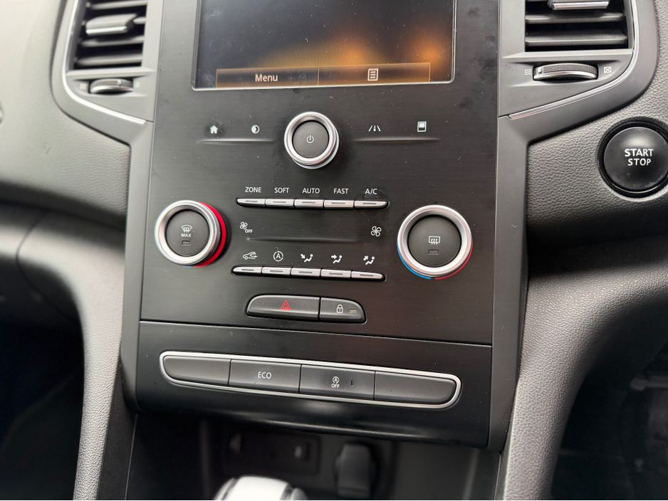 2018 Renault Megane - image 24