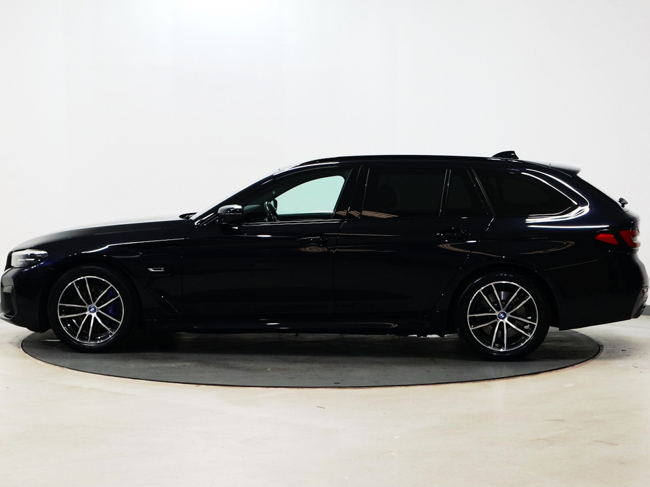 2022 BMW 5 Series - image 5