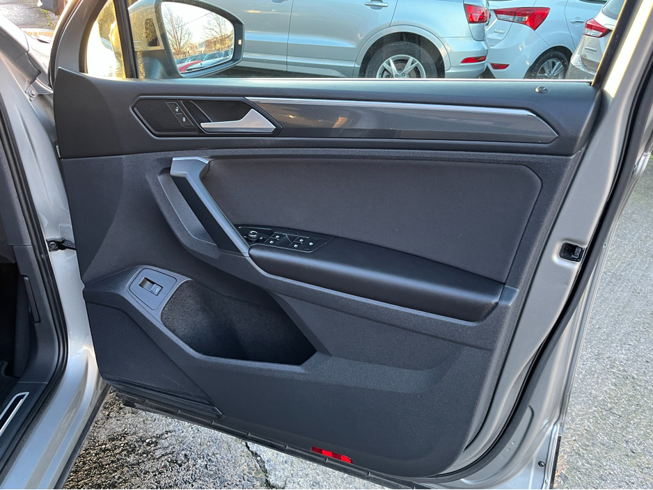 2019 Volkswagen Tiguan HIGHLINE 4MOTION AUTOMATIC 2.0 DIESEL //HIGH SPEC//360 PARKING CAMERAS//FRONT AND REAR HEATED SEATS//POWER TAILGATE//HEAD UP DISPLAY//