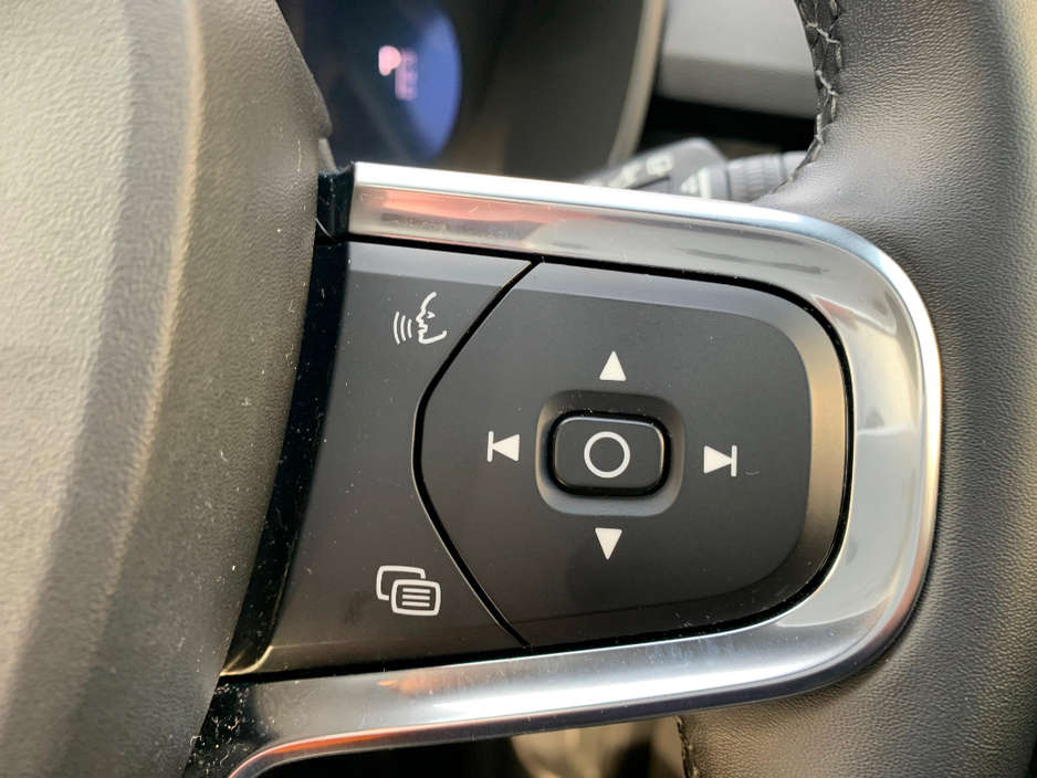 2025 Volvo EX40 - image 29