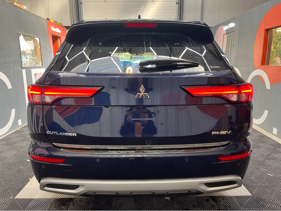 2023 Mitsubishi Outlander - image 3