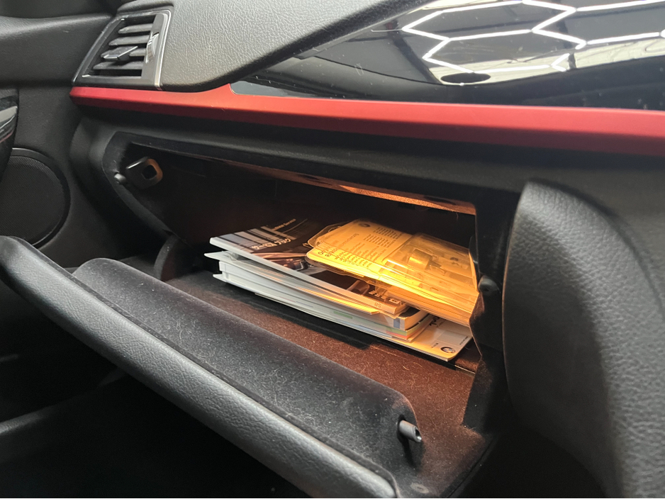 2016 BMW 3 Series - image 18