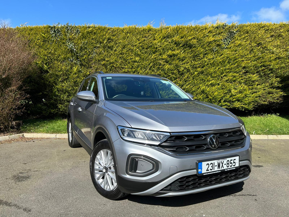 2023 Volkswagen T-Roc - image 2