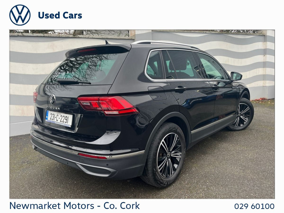 2023 Volkswagen Tiguan - image 3