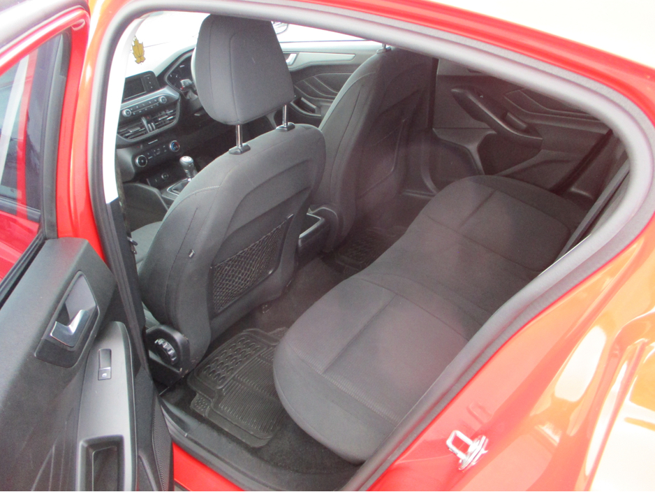 2019 Ford Focus - image 6