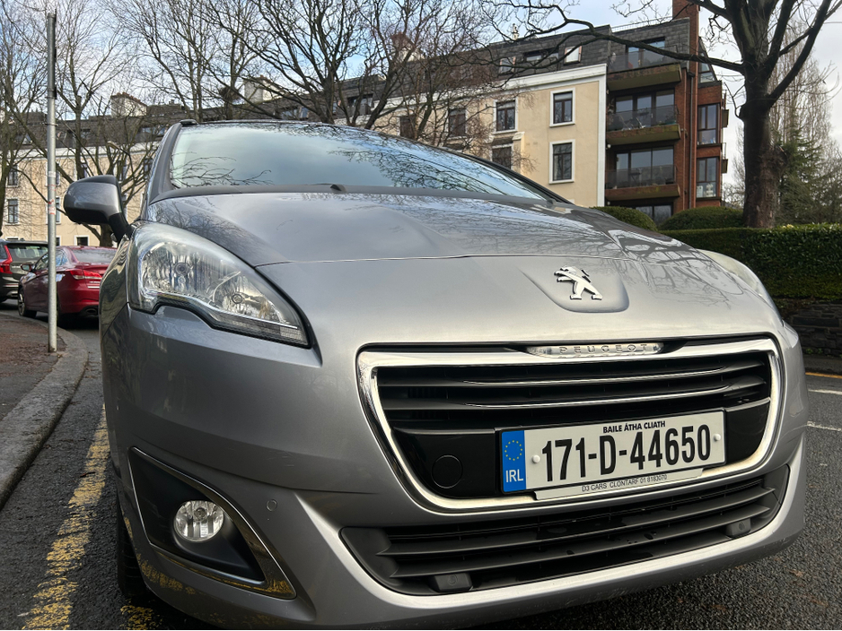 2017 Peugeot 5008 ACTIVE PETROL PANORAMIC GLASS ROOF €11,995