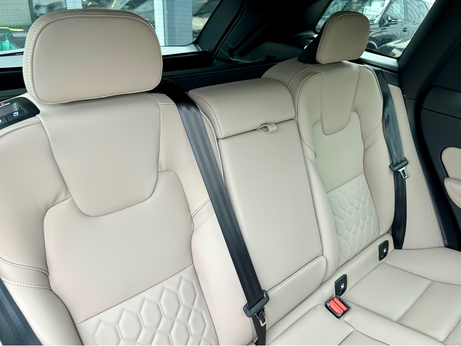 2025 Volvo XC60 - image 13