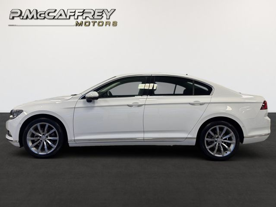 2018 Volkswagen Passat - image 8