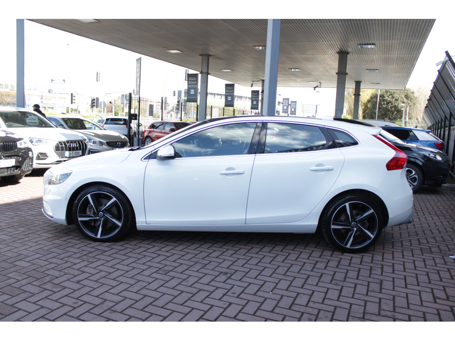 2016 Volvo V40 - image 7