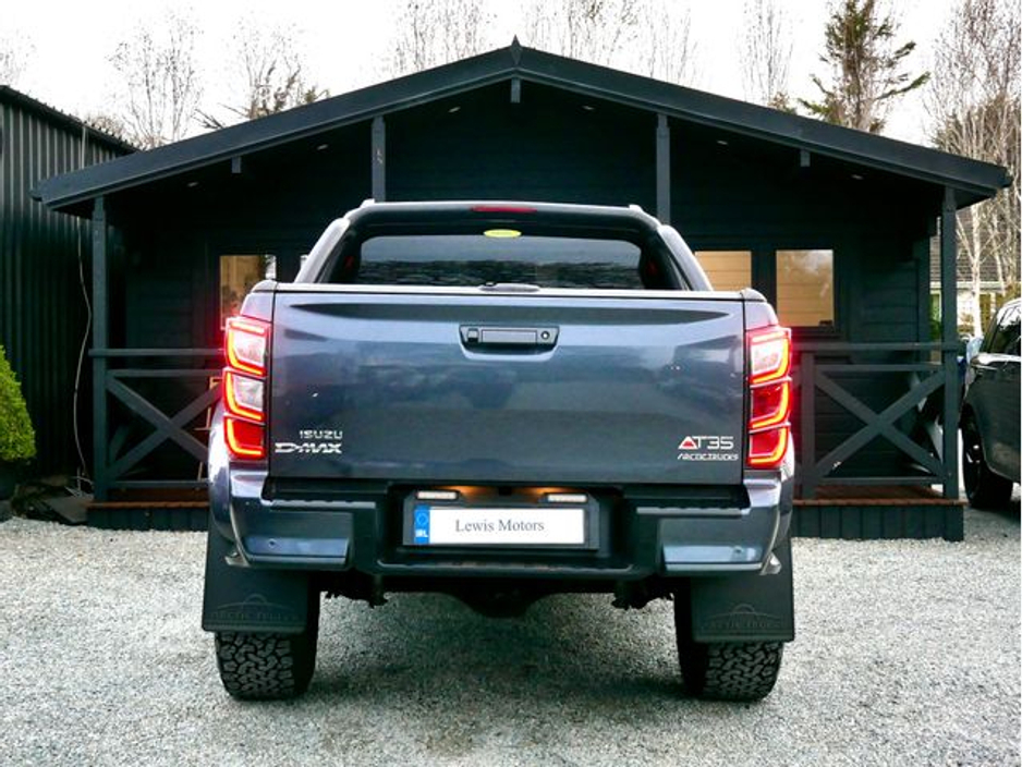 2025 Isuzu D-MAX - image 4