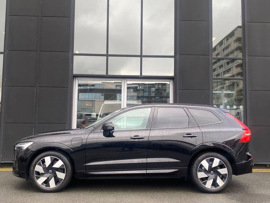 2025 Volvo XC60 - image 8